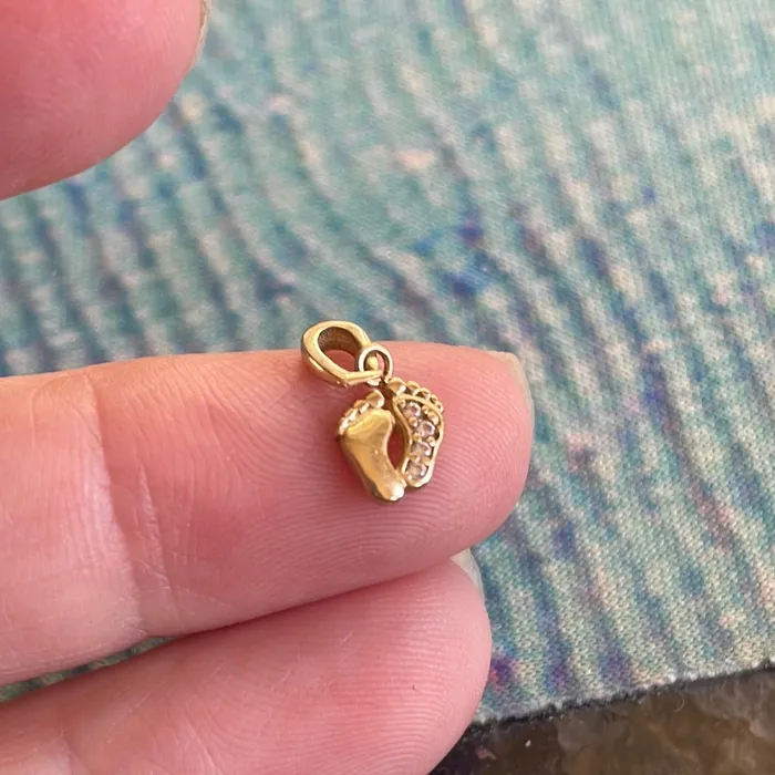 Love Vintage Paris PreStyled Sets Tiny Feet Pendant 10k Gold Vintage