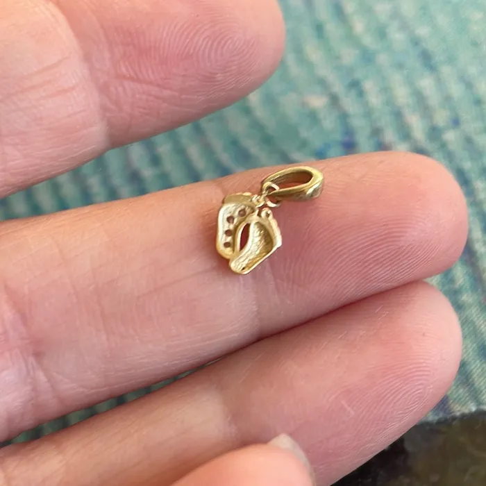 Love Vintage Paris PreStyled Sets Tiny Feet Pendant 10k Gold Vintage
